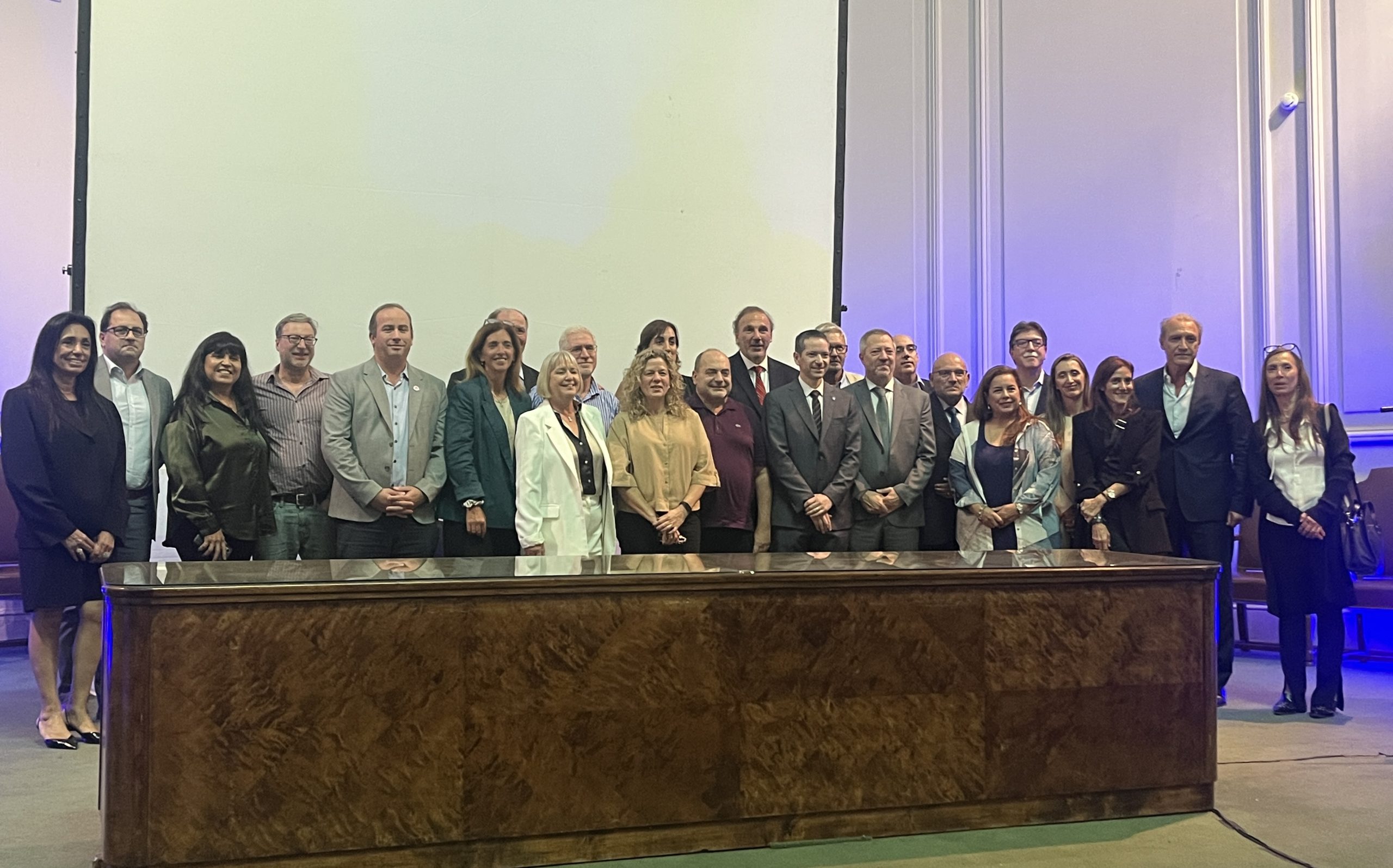 El sistema de salud en revisión: Voces urgentes desde el Simposio del Foro de Sociedades Médicas