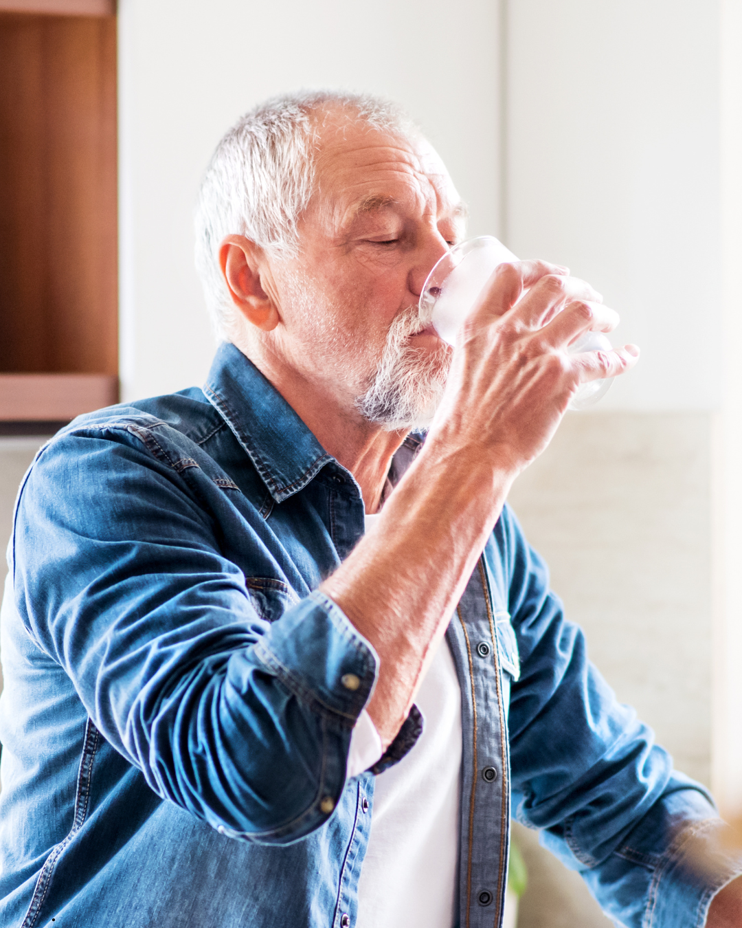 Hidratate de forma inteligente: agua baja en sodio y salud cardiovascular